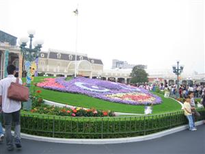 スティッチの花壇を横目に